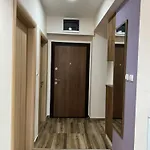 Modern 2-bedroom With Private Garage شقة