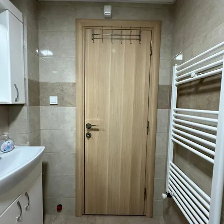 Modern 2-bedroom With Private Garage *